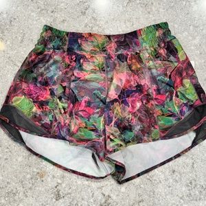 NWT: Lululemon Hotty Hot High-Rise Lined Short 4", sz 8